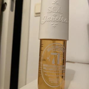 SOL DE JENERO 71 - Hej!  Säljer denna då doften inte passar mig, därför är den aldrig använd men förpackningen är bruten då jag verkligen ville dofta på den. 🫶🏼