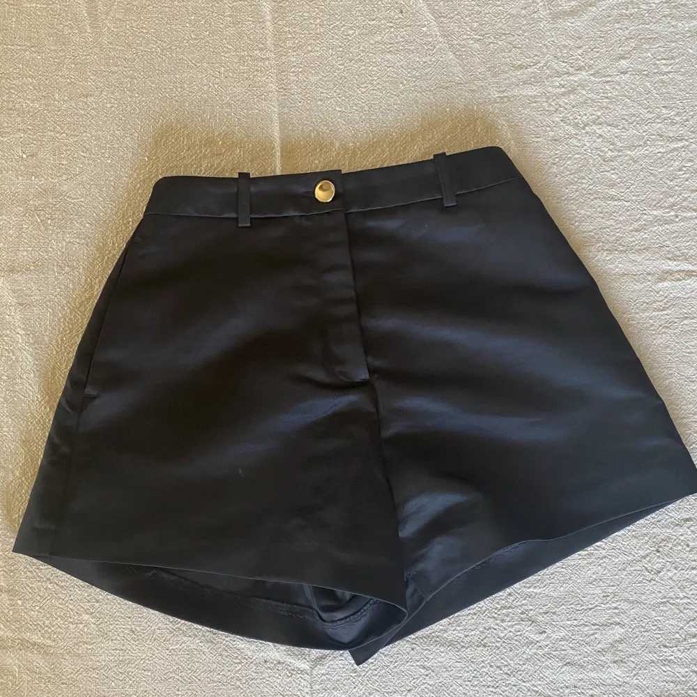 Svarta ”fin” shorts från zara, nästintill aldrig använda. Shorts.