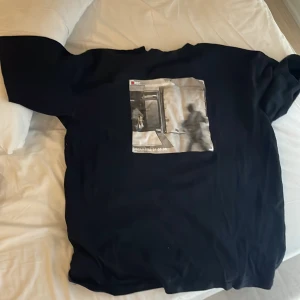 Merchsweden break in shirt - Nu säljer jag min fina break in tröja.  Denna tröja är i väldigt bra skick 8/10 Denna tröja är också limiterad och kostar 550 ordinare pris