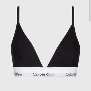 Calvin klein - Bh från calvin klein enbart använda 1gång var, helt nyskick! Säljer i både svart &grå, en för 250 elr båda för 400kr❤️ Nypris för 1topp är 389kr!