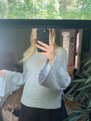 Grå stickad med ballongarmar  - Superfin grå stickad tröja med ballong armar. Använd få ggr. 💞