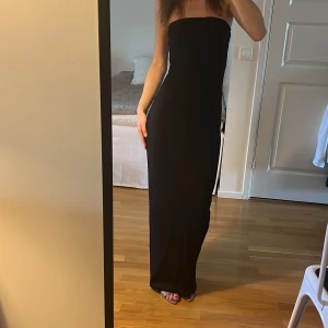 Lång tubklänning - Lång tubklänning från NAKD. Använd en gång.