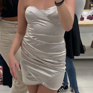 Silkes klänning - Superfin silkesklänning, champagnefärgad. Använd 1 gång. Man kan ha band och utan💞💞💞