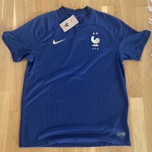 Frankrike fotbolls tröja, hemma ställ 2022  - Hej jag tänkte sälja denna helt nya Frankrike tröjan storlek L, helt ny inga problem.