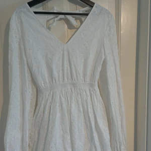 Vit sommar klänning 🤍 - Vit fin långärmad sommarklänning i blus typ.  Resor vid midjan, justerbara knyten på ryggen.  Två lager vid kjolen för luftighet o tyngd så den ej lyfter i vind och inte blir genomskinlig som vita klänningar kan vara. Använd fåtal gånger, är som ny.