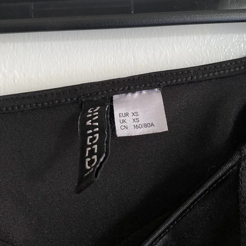 En snygg svart tröja ifrån H&M i storlek xs. En noppra på framsidan, därav priset🖤 Köparen står för frakten. Toppar.