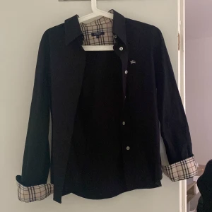 Burberry skjorta - Snygg skjorta i väldigt bra skick! Nypris 5500kr, säljer pga för liten. Skriv för funderingar. Jag kan även tänka mig att byta mot en likadan fast i större storlek, isånnafall hmu