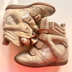 Isabel Marant sneakers - Isabel marant sneakers i storlek: 35. Använt men bra skick.  Nypris: ca 5900 kr