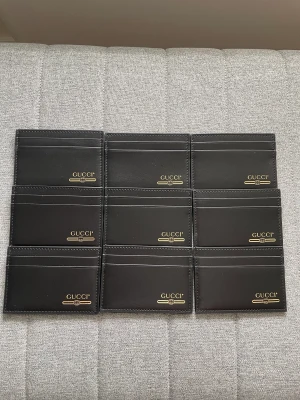 Gucci korthållare  - Helt nya Gucci korthållare!  Väldigt fräscha och fina korthållare.   Har 8X kvar till salu!   1100kr styck, nypris ligger på 3000kr!   Har massor av referenser att visa innan betalning! 