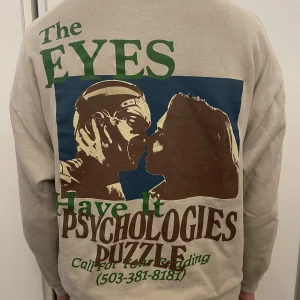 Graphic tröja - Tjocktröja från ASOS med tryck, ny skick, storlek m. Hög krage nästan turtleneck o trycket är på baksidan