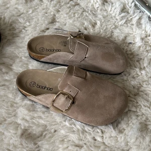 Tofflor strl 40 - Tofflor som ser ut som Birkenstock Boston i beige färg!