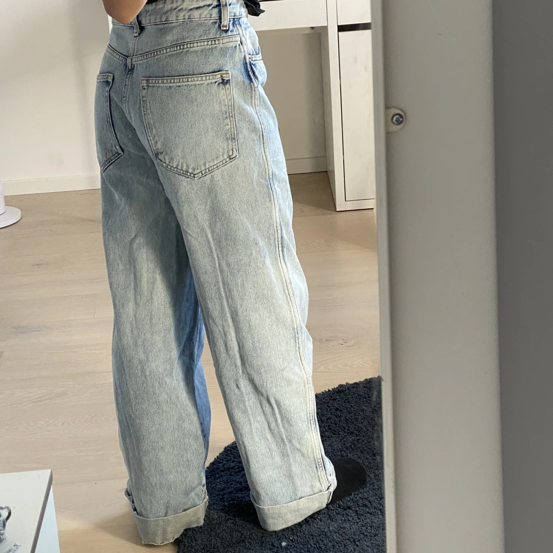 Ljusblåa vida högmidjade denimbyxor  - 91