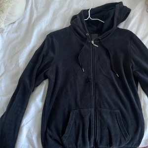Svart hoodie - Svart hoodie som inte längre kommer till användning. Väldigt söt och går att ha både till vardags eller träning. 