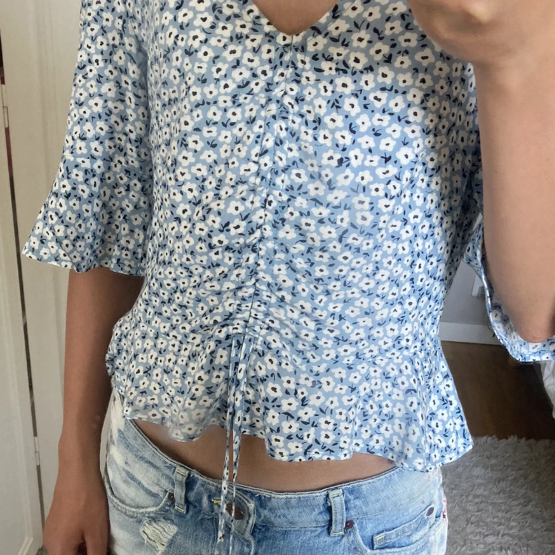 söt ljusblå blus med blommor på💗