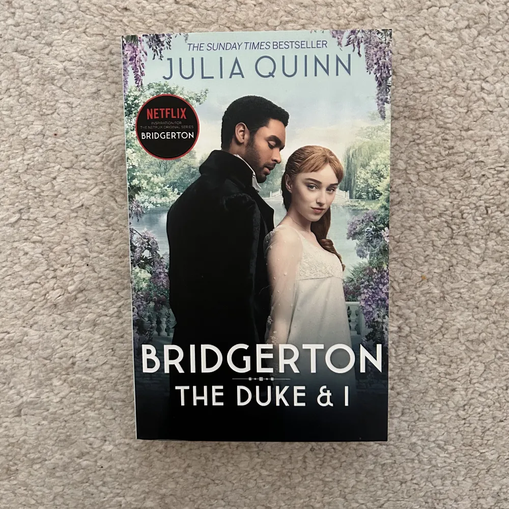 The duke and I från Netflix serien Bridgerton fast i bok form. Väldigt väldigt bra. Nästa nyskick, har läst den 1 gång. Övrigt.