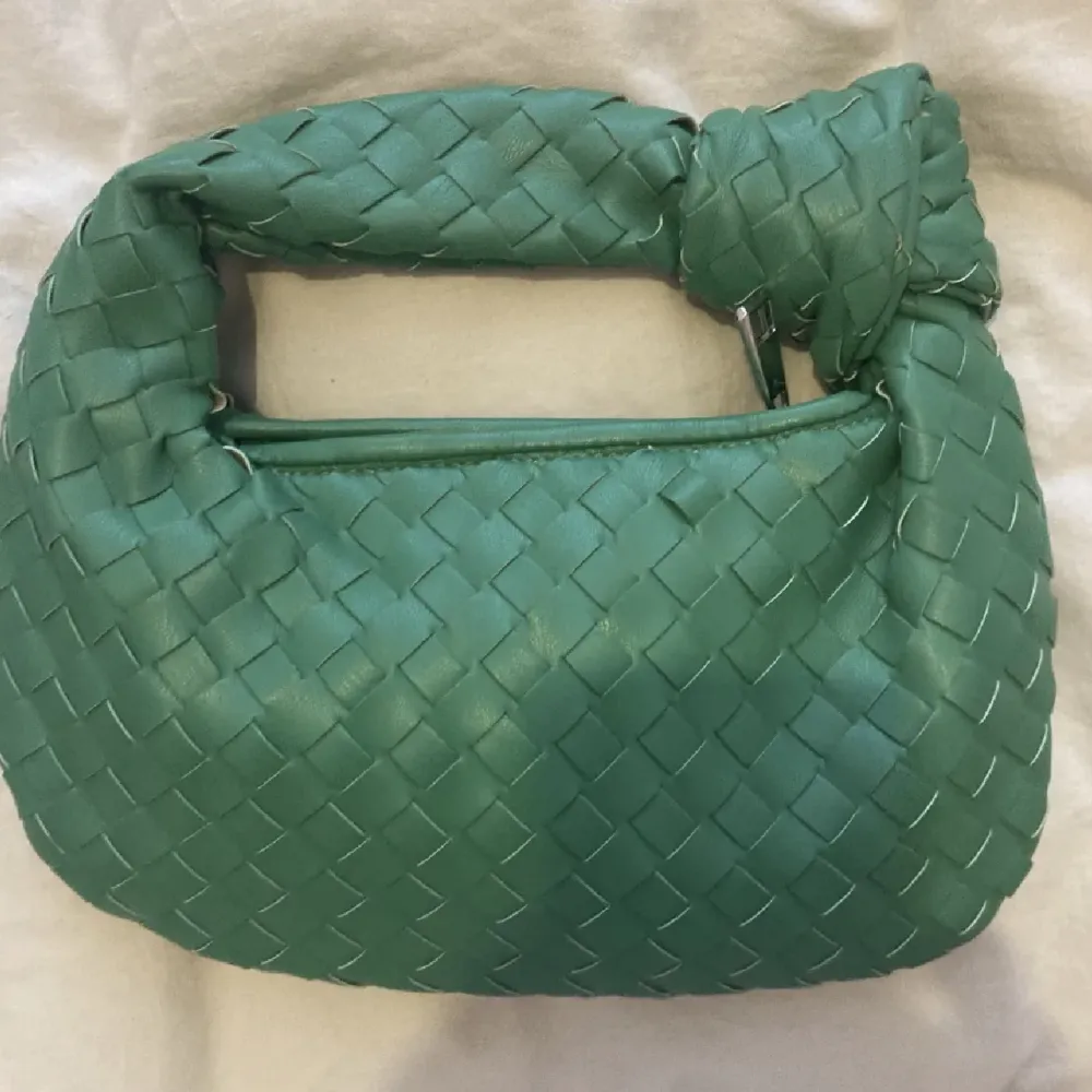 Säljer denna otroliga bottega liknande väska i grön.  Väskan är aldrig använd och är i superfint skick.. Väskor.