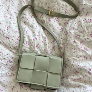 Bottega insp väska  - Säljer denna superfina Bottega inspirerade väskan. Köpt i en liten affär i Italien. Den är pistaschfärgad med guldiga detaljer