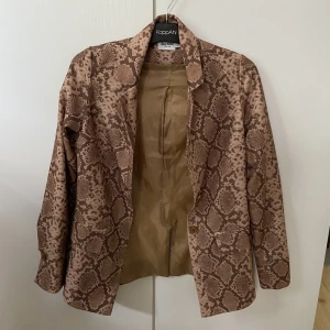 Blazer snake - Orm / snake mönster, strl 34 men skulle säga 34/36 eller S, sparsamt använd 