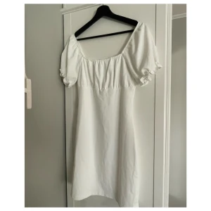 Superfin vit klänning (lappar kvar) - Supersöt bodycon/ slipdress köpt från BikBok 2021 - Aldrig använd! Storlek M! Recycled polyester Väldigt bekväm klänning perfekt till student, sommar, konfirmation etc.  Nypris: 215 kr 
