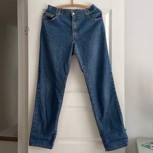 Supersköna jeans från Levis i modellen 550. Storlek L, sitter som ett par lågmidjajde jeans om man har 27 i jeans. 