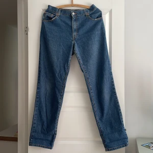 Levis Jeans - Supersköna jeans från Levis i modellen 550. Storlek L, sitter som ett par lågmidjajde jeans om man har 27 i jeans. 