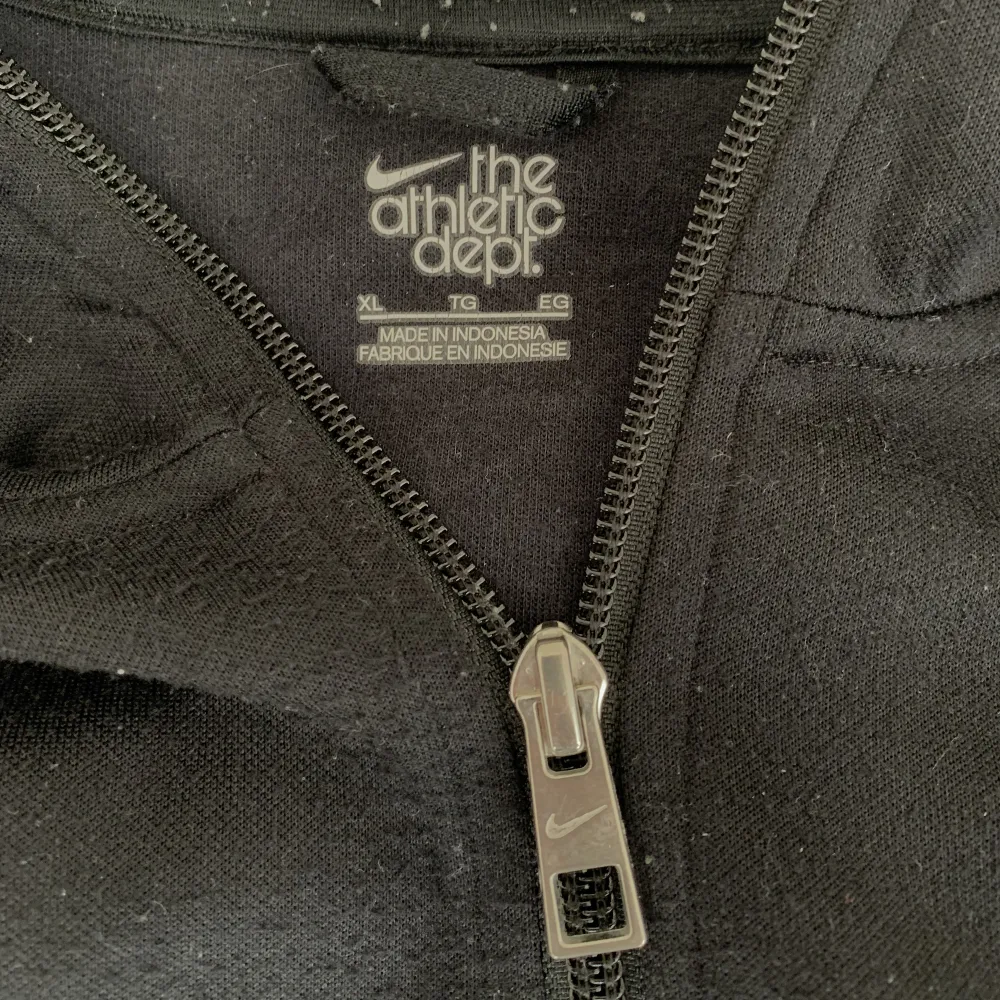 En vintage nike tröja med full zip! Tröjan är svart med vita och gråa detaljer. Storlek XL.. Tröjor & Koftor.