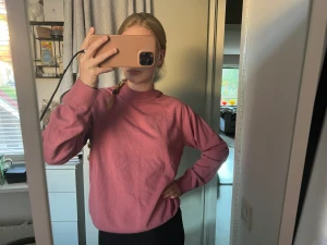 tjocktröja  - Använd ett fåtal gånger. Så mjukt material 🩷 storlek XL men är som en S 
