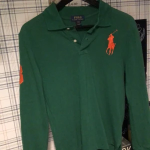 Polo ralph lauren långärmad piké tröja. - Jag säljer en långärmad piké tröja  som är jätteskön och är mycket bra skick. Cond: 9/10. Priset kan diskuteras.😀Det är storlek L men sitter som en S.