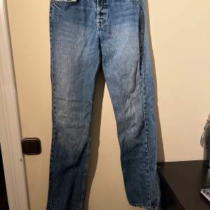 Väl använda jeans men utan nåra defekter. Rak modell och medle midja. Säljer även i svart. Privat för frågor💗