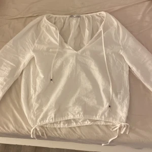 zara blus - söt och fin blus från zara, bara använt 1 gång. säljer på grund av att den är för stor för mig