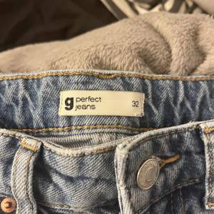 Blåa jeans från Gina tricot med slits vid bena. Jättefina jeans i bra skick. Köptes för 500 och säljer för 280 kr. 