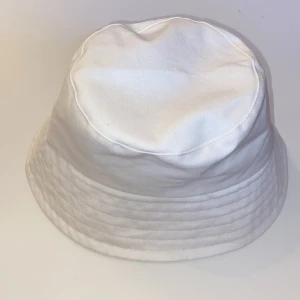 Buckthat - Nästan oanvänd buckethat, ganska liten i passformen