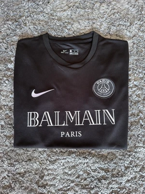 Fotboll tröja - Storlek M. Säg till om ni vill ha fler bilder.