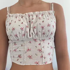 Vitt linne med rosa blommor. Perfekt till sommaren 
