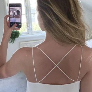 Sommarlinne - Superfint sommarlinne med detaljer i ryggen❤️ som ny