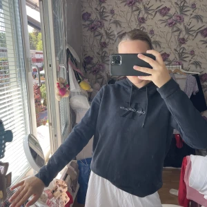 Calvin Klein - En otroligt snygg tröja ifrån Calvin Klein 🖤 Tröjan är sann o storleken (S) väldigt sparsamt använt!