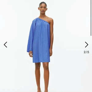 Blå klänning  - Så otroligt fin klänning från arket köpt för ca 2 veckor sedan i butik, tyvärr för stor för mig och har tyvärr tappat bort kvittot😩köpt för 690kr