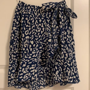 Mönstrad kjol - Superfin mönstrad omlottkjol⭐️ Perfekt till sommaren! Säljer för den inte har kommit till användning💕 Skriv om du har fler frågor!