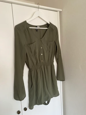 Playsuit/byxdress - Enkel playsuit i militärgrönt. Resår i midjan och väldigt smickrande på. Storlek 36 från H&M divided. Använd vid 1 tillfälle då den blev för kort för mig. Hel och nytvättad. 