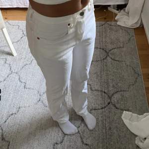 Suuuper fina vita straight jeans från Levis, nästan oanvända! +frakt💗 (skriv för fler frågor) Det står ej på byxorna vad det är för st men jag är 168 och brukar ha 34 i jeans och de passar mig.