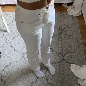 Jeans - Suuuper fina vita straight jeans från Levis, nästan oanvända! +frakt💗 (skriv för fler frågor) Det står ej på byxorna vad det är för st men jag är 168 och brukar ha 34 i jeans och de passar mig.