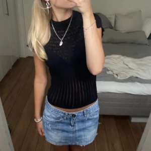 Zara topp - Säljer denna svarta slutsålda topp från Zara. Den är använd en gång så i väldigt bra skick! Har du någon fråga är det bara att höra av dig🫶🏻