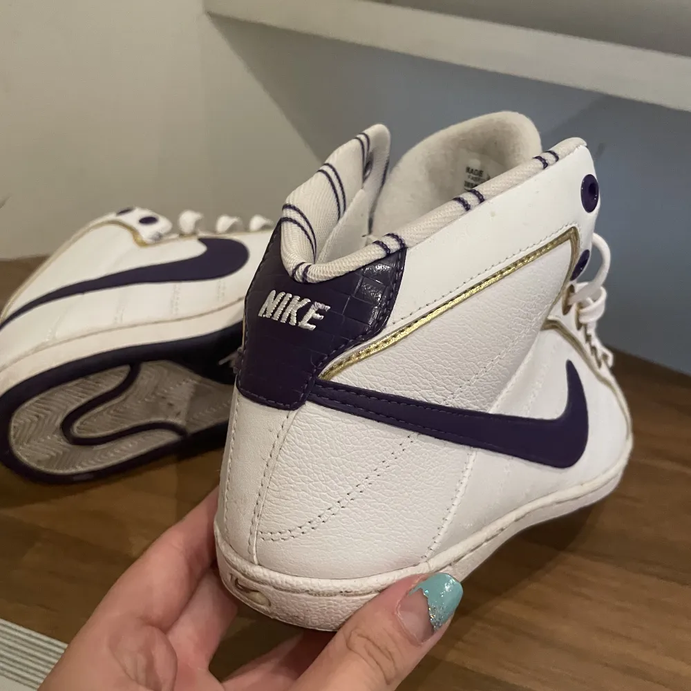 Nike skor med lila detaljer. Lite äldre, men knappt använda och fortfarande i fint skick. Skor.