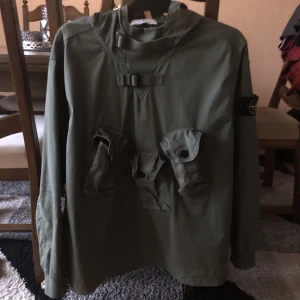 Stone island smock  - För stor för mig . I nyskick . Köpt på stone Islands hemsida . Storlek l men den är oversized. Armhåla till armhåla är 64 cm. Nypris ca 5800kr