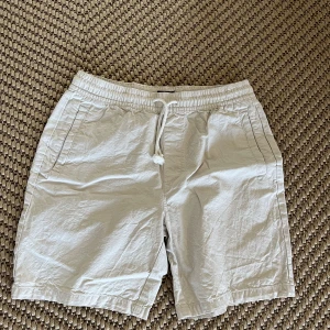 Beiga shorts  - Ett par beiga shorts från lager 157 som är i välldigt bra skick, använt Max 2/3 gånger. Säljer pga att dem är för små, dock stora i storleken då dem är storlek S men ändå passade mig sov då var 185. Shortsen är lika ”linneshorts” endast annat material.