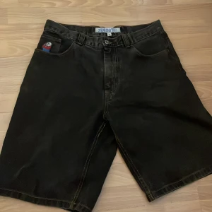 Polar byxor - Säljer ett par svarta big boy shorts cond 9/10