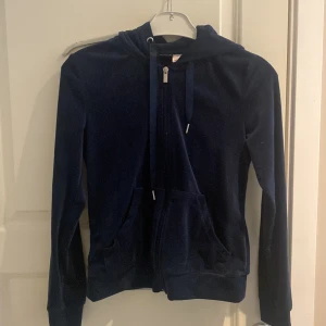 Zip tröja  - En super gosig tröja ifrån Gina tricot! Säljer för hänger bara i garderoben så kommer ej till användning 🥰 Jättevarmt och mysig! 💞