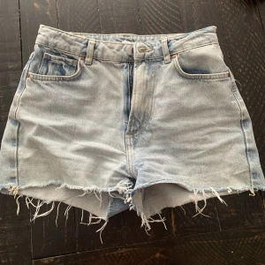 MideRise Jeansshorts! 36! - Säljer mina mid-rise jeansshorts i storlek 36 från Gina! Sparsamt använda!