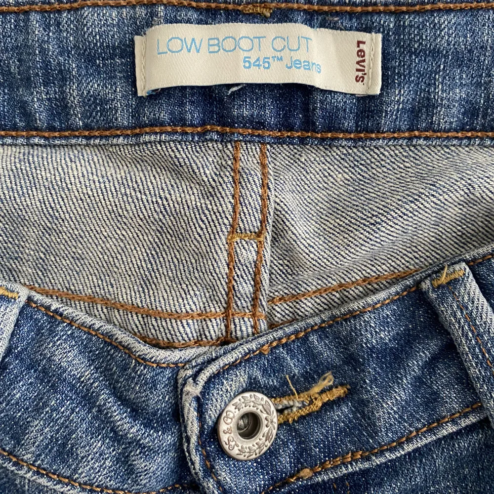 Ett par supersnygga jeans från Levis. De är i modellen 545 och har ascoola fickor på baksidan som påminner om TrueReligion jeans. De har midjemått 81 cm och 80 cm i innerbenslängd, men är lite stora på mig som är S. . Jeans & Byxor.