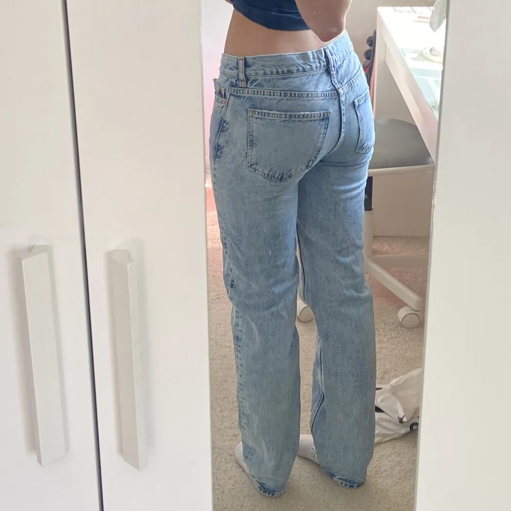 Ett par low waisted straight jeans från Gina som tyvärr blivit för små, de har varit ett par favoriter men är i fint skick💕☺️. Jeans & Byxor.